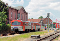 AKN Zug Bahnhof  Richtung Henstedt Ulzburg - im Hintergrund der alte Bahnhof der Stadt.