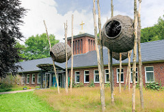 Haus am Schüberg in Hoisbüttel / Ammersbek - Kunstobjekt vor dem Eingang des Tagungszentrum, Bildungszentrum.