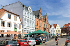 Marktplatz von Glückstadt an der Unterelbe - historische Gebäude und Rathaus.