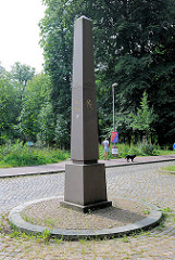 Obelisk am Eingang des Glückstädter Stadtparks - Jahrzahl 1617 / 1992.
