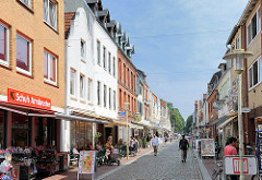 Geschäfte Einzelhandel - Fussgängerzone in der Grossen Kremper Strasse in Glückstadt / Unterelbe.