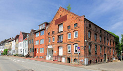 Historische Speicher und Wohngebäude vom Binnenhafen in Glückstadt.
