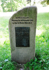 Gedenkstein - Park Ahrensburger Schloss; Inschrift Zur Erinnerung an die Aufhebung der Leibeigenschaft im Zuge der Grossen Agrarreform.