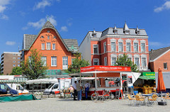Wochenmarkt auf dem Marktplatz von Barmstedt, Kreis Pinneberg - historische Architektur, Wohnhäuser, Geschäftshäuser.