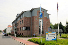 Jugendherberge am Hafen von Glückstadt - das neugebaute Gebäude steht an der stelle der ehem. Admiralität, dessen altes Sandsteinportal für den Eingang der Jugendherberge verwendet wurde.