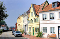Wohnhäuser am Hafen von Glückstadt - die Fassaden der historischen Häuser sind restauriert.