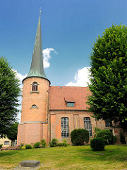 Heiligen Geist Kirche in Barmstedt, Kreis Pinneberg - Grundmauern aus dem 13. Jahrhundert; jetziger Kirchenbau 1717 - 1718 errichtet.