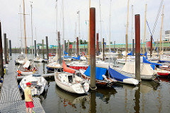 Aussenhafen Glückstadt - Motorboote und Segelschiffe liegen an den Schlengeln / Bootssteg.