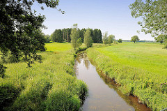 Lauf der Alster - Fluss zwischen Wiesen und Feldern; Naherholungsgebiet Oberalster, Gemeinde Tangstedt / Kreis Stormarn.