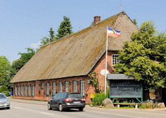 Reetgedecktes Gebäude - Alter Heidkrug an der Segeberger Chaussee in Kayhude / Grenze zur Gemeinde Tangstedt / Kreis Stormarn.