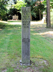 Erinnerungsstele bei der Tangstedter Kirche - Inschrift Krieg soll nach Gottes Willen nicht sein - Oekumenischer Rat der Kirchen 1948.
