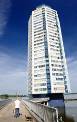 Wikingturm / Wohnhochhaus in Schleswig an der Schlei Architekt Horst Günther Hisam - Höhe 90m / 21 Stockwerke sollte 1972 fertig gestellt werden; endgültige Fertigstellung nach Zwangsversteigerung etc. um 1977.