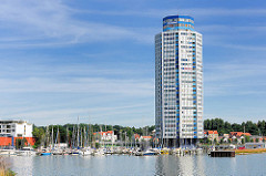 Wikingturm / Wohnhochhaus in Schleswig an der Schlei Architekt Horst Günther Hisam - Höhe 90m / 21 Stockwerke sollte 1972 fertig gestellt werden; endgültige Fertigstellung nach Zwangsversteigerung etc. um 1977. Marina mit Segelbooten und Sportbooten.