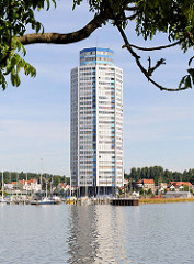 Wikingturm / Wohnhochhaus in Schleswig an der Schlei Architekt Horst Günther Hisam - Höhe 90m / 21 Stockwerke sollte 1972 fertig gestellt werden; endgültige Fertigstellung nach Zwangsversteigerung etc. um 1977.