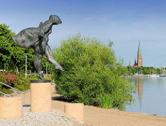 Bronzeskulptur  Die Badende / Die Schleswigerin am Ufer der Schlei in Schleswig; Bildhauer Carl Constatin Weber 2008.