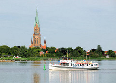 Ausflugsschiff Wappen von Schleswig auf der Schlei - an Land  die Türme vom St. Petri Dom.