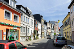 Einzelhäuser - Wohnhäuser, Gewerbegebäude / Einzelhandel - geschlossene Strassenfront; Strasse Lollfuss in Schleswig.