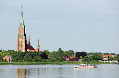Blick über die Schlei zu den Türmen vom St. Petri Dom