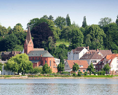 Blick über die Schlei in Schleswig - Kath. St. Ansgar Kirche - Wohnhäuser.