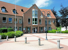Rathaus Tangstedt - Bürgerbüro; Zum 1. Januar 2008 gab Tangstedt seine Amtsfreiheit auf und trat dem Amt Itzstedt (Kreis Segeberg) bei.