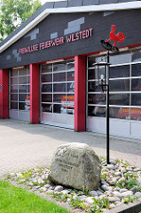Gebäude der Freiwilligen Feuerwehr Wilstedt - Gedenkstein 112 Jahre Freiw. Feuerwehr 1998.