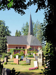 Gemeindehaus der Tangstedter Kirche und Friedhof.