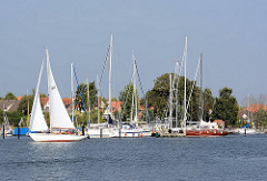 Sportboothafen in Arnis - Blick über die Schlei; Segelboot unter Segeln.