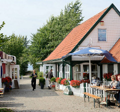 Restaurant Zur Strandhalle - altes Fachwerkhaus in Arnis am Ufer der Schlei.