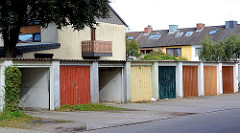 Garagentore in unterschiedlichen Farben gestrichen - mehrstöckige Wohnhäuser; Fotografien aus Friedrichsgabe, Norderstedt.