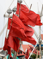 Rote Fahnen, Flaggen - Positionsfahnen; Fischereiboote im Fischereihafen von Kappeln, Schleswig-Holstein.