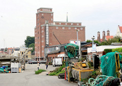 Kai im Fischereihafen von Kappeln - im Hintergrund der ehem. Getreidespeicher - erbaut 1936.