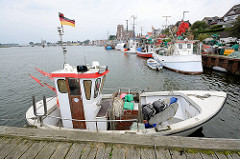 Fischereihafen in Kappeln an der Schlei - Fischerboote liegen am Kai.