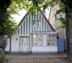 Fischereihaus, Fassade blau abgesetzt; Utlucht / Auslucht - ebenerdiger Standerker, der einen Einblick in die Strasse ermöglicht.