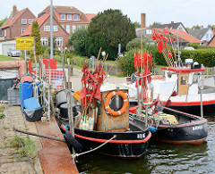 Fischereiboote im Hafen von Arnis - Ortsschild der kleinsten Stadt Deutschlands.