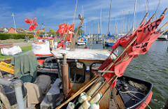 Fischereiboote im Hafen von Arnis - im Hintergrund ein Sportboothafen - Marina an der Schlei.