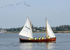 Segelboot auf der Schlei bei Arnis - Graugänse am Himmel.