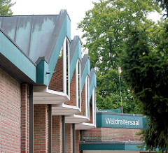 Architektur der 1970er Jahre - Waldreitersaal in der Gemeinde Grosshansdorf, Kreis Stormarn / Schleswig - Holstein. Metalldach, Fenster / Oberlicht - Schriftzug Waldreitersaal.
