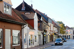 Hauptstrasse von Mölln - Strassenverkehr; Einzelhandel, Geschäfte - Schaufenster.