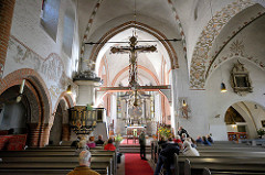 Innenansicht der St. Nicolaikirche in Mölln - Wahrzeichen der Stadt; der Gottesbau wird auf den Anfang des 13. Jahrhunderts datiert. Architekturstil spätromanisch, Pfeilerbasilika - dreischiffig / Backsteinromanik