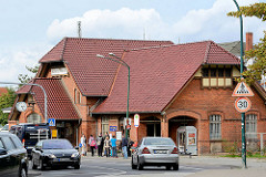 Empfangsgebäude Bahnhof Wismar - Strassenverkehr.