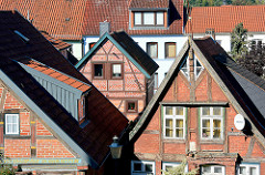 Historische Architektur in Mölln - Fachwerkgiebel, Holzfenster; moderne Satelliten-Schüssel.