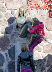 Gedenkstein Till-Eulenspiegel am Möllner Marktplatz - Bronzeskulptur, um 1960; Künstler Karlheinz Goedke.  Aberglaube, dass die Berühung der Eulenspiegelskulptur Glück bringt.
