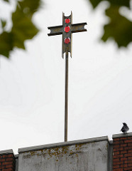 Kreuz auf dem Kirchturm der katholischen Heilig Geist Kirche in Grosshansdorf.