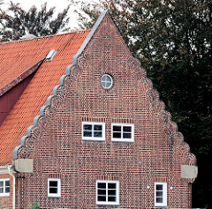 Historische Architektur - Fassade mit Ziegelschmuck - Schulgebäude in Großhansdorf, Grundschule am Wöhrendamm; Architekt Fritz Höger.
