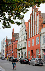 Historische Architektur in der Mecklenburgischen Strasse von Wismar - im Hintergrund die Backsteinarchitketur des Postamts.