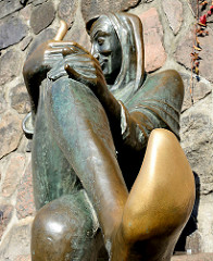 Gedenkstein Till-Eulenspiegel am Möllner Marktplatz - Bronzeskulptur, um 1960; Künstler Karlheinz Goedke.  Aberglaube, dass die Berühung der Eulenspiegelskulptur Glück bringt.