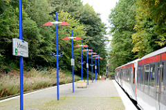 U-Bahnstation Schmalenbeck - Haltstelle der U 1 in der Gemeinde Großhansdorf. Ein Zug Richtung Haltestelle Grosshansdorf steht der Haltestelle.