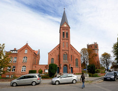 St. Laurentius Kirche - erbaut 1902 / Wasserturm errichtet 1897; Architektur in der Hansestadt Wismar.