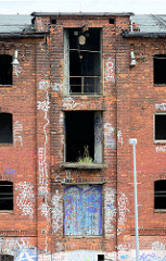 Verfallene Industriearchitektur - Dachwinde einer Lagerhaus - Ruine; Platter Kamp, Hansestadt Wismar.