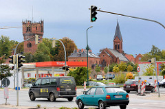 Türme des städtischen Wasserwerks und der St. Laurentiuskirche in Wismar - Strassenverkehr / Ampeln.
